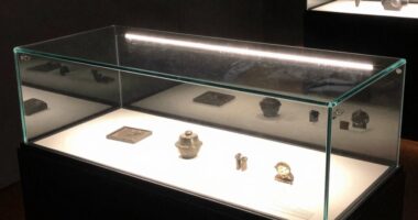 incorrect lighting flattens display